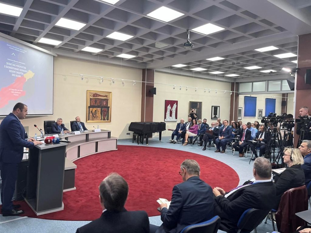 Guvernatori Ismaili pjesëmarrës në konferencën ndërkombëtare ekonomike të organizuar nga ASHAK-u dhe ASHSH-ja