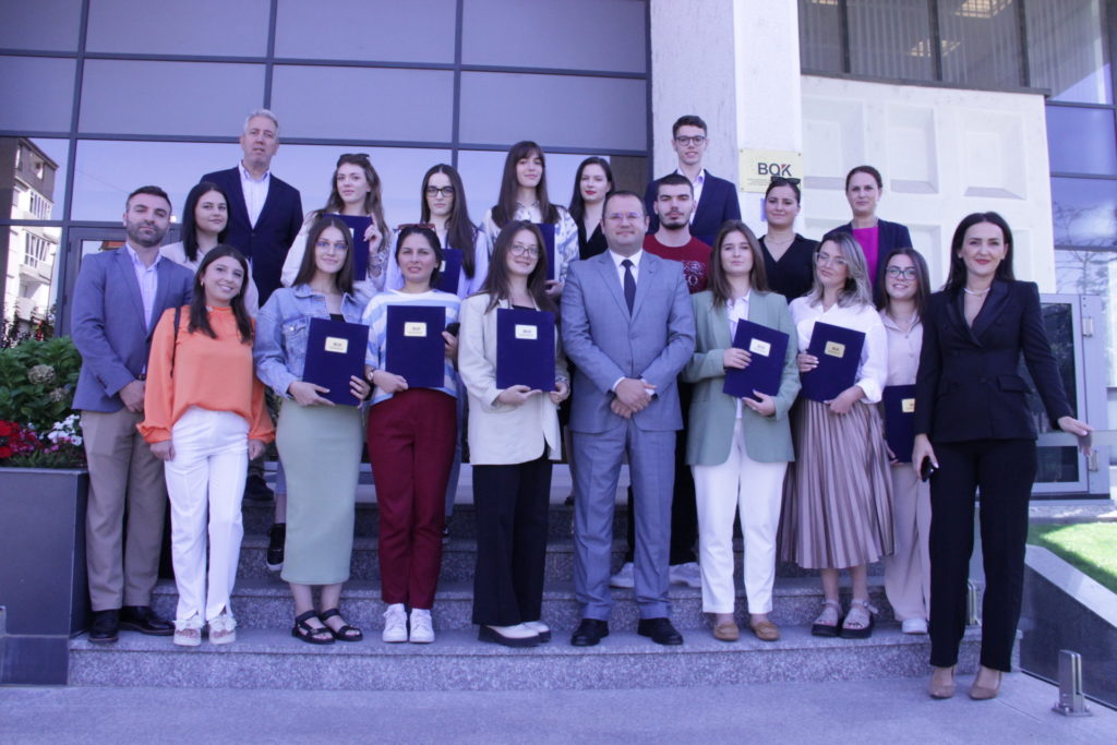 Guvernatori Ismaili ndau certifikatat për studentët që përfunduan programin e praktikës profesionale për vitin 2023 në BQK