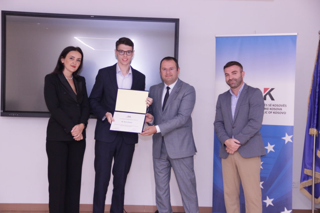 Guvernatori Ismaili ndau certifikatat për studentët që përfunduan programin e praktikës profesionale për vitin 2023 në BQK
